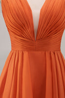 Laden Sie das Bild in den Galerie-Viewer, Orange Rüschen V-Ausschnitt A-Linie Chiffon Langes Plus-Size Hochzeitsgastkleid