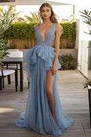 Laden Sie das Bild in den Galerie-Viewer, Staubblaues V-Ausschnitt Hochzeitsgastkleid mit Rüschen und Schlitz
