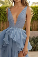 Laden Sie das Bild in den Galerie-Viewer, Staubblaues V-Ausschnitt Hochzeitsgastkleid mit Rüschen und Schlitz