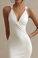 Laden Sie das Bild in den Galerie-Viewer, Einfaches Weißes Meerjungfrauen Satin Brautkleid mit V-Ausschnitt und Schlitz