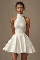 Laden Sie das Bild in den Galerie-Viewer, Weißes A-Linie Kurzes Standesamtkleid mit Neckholder und Rüschen
