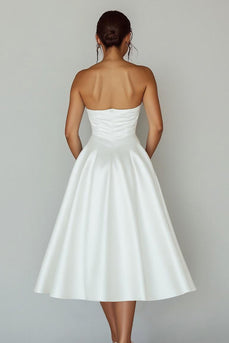 Trägerloses Weißes Standesamtkleid aus Satin mit Herzausschnitt