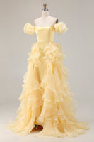 Laden Sie das Bild in den Galerie-Viewer, Gelbes schulterfreies Meerjungfrauen-Satinkleid mit Rüschen