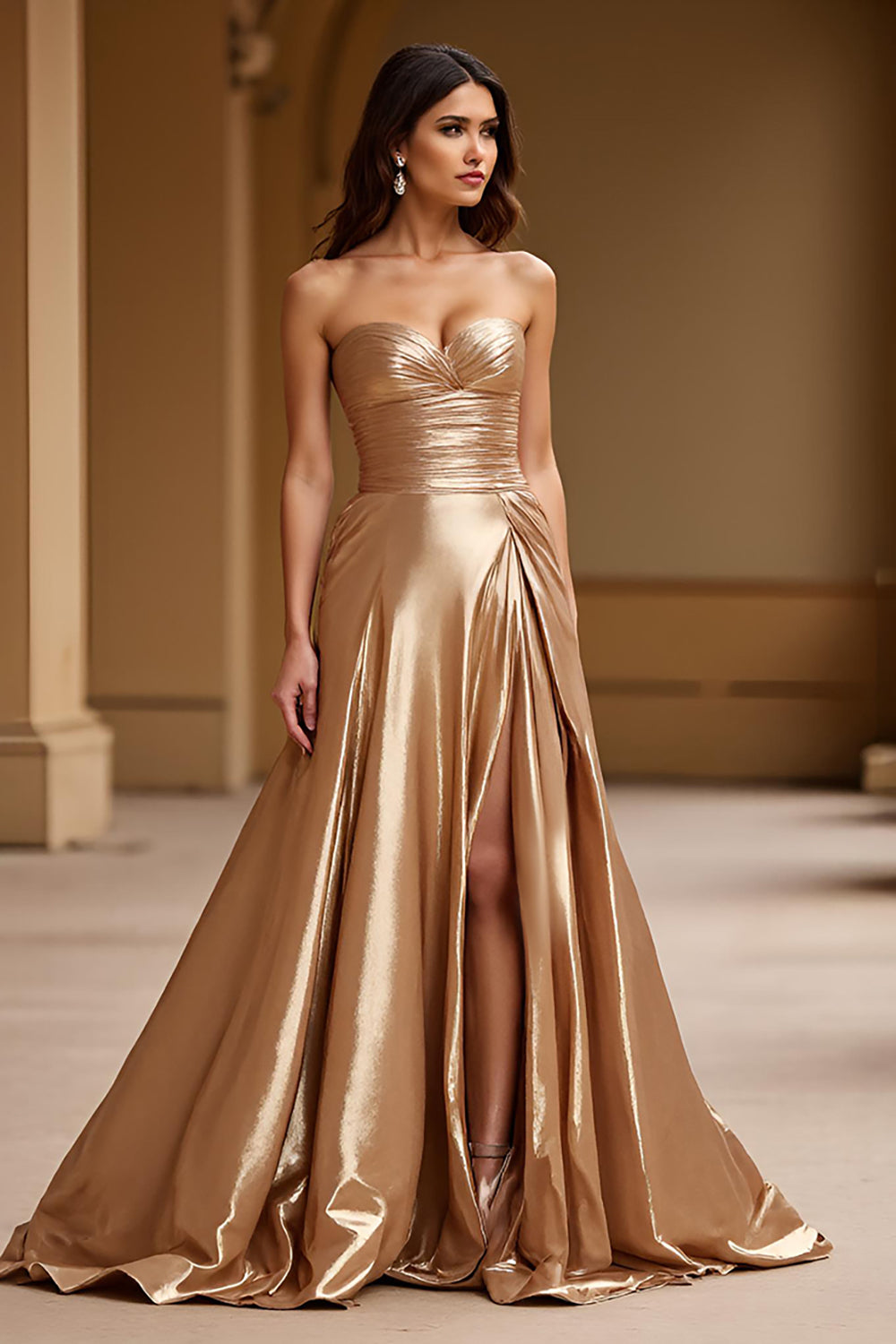 Goldenes trägerloses A-Linien-Ballkleid aus Metallic-Satin