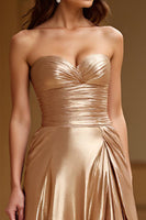 Laden Sie das Bild in den Galerie-Viewer, Goldenes trägerloses A-Linien-Ballkleid aus Metallic-Satin