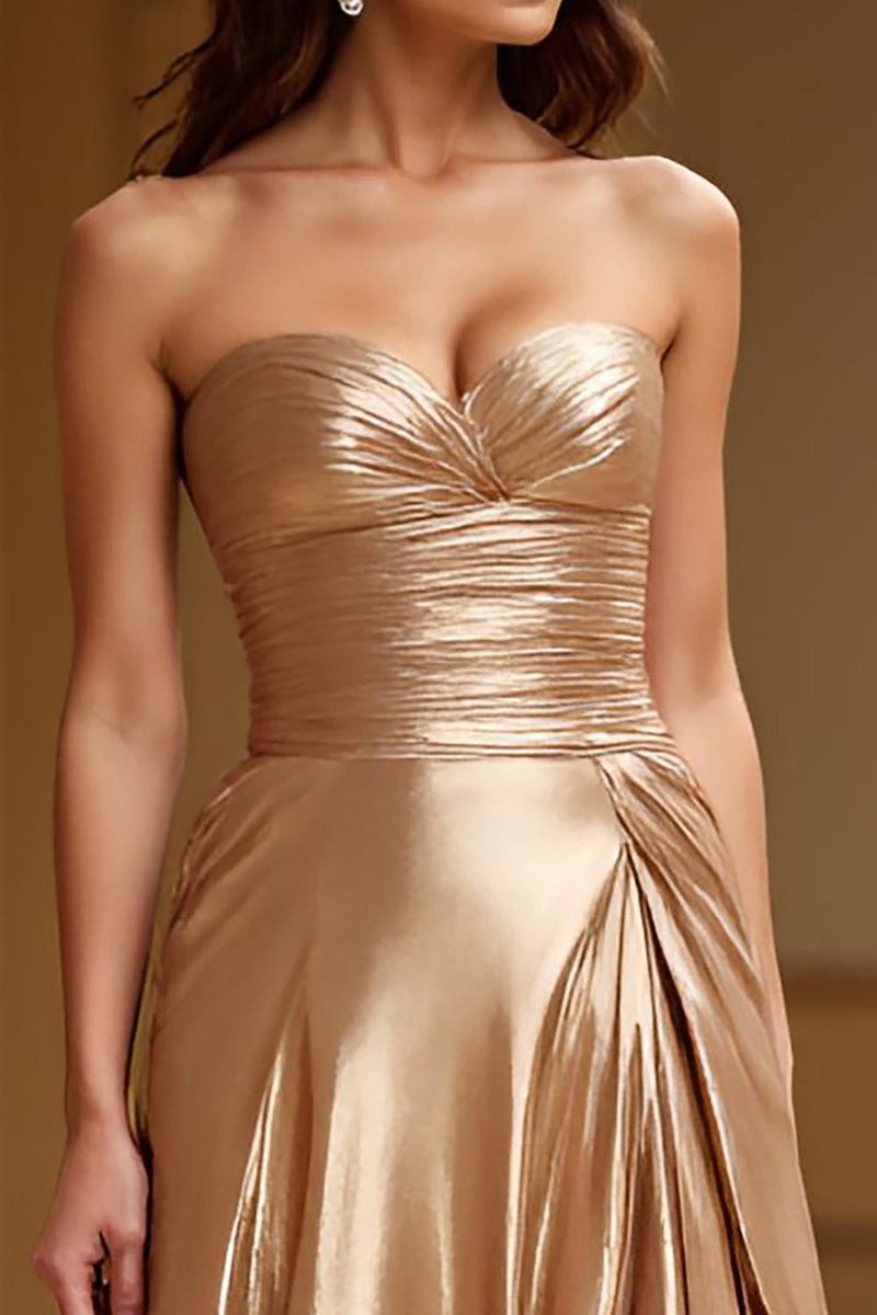 Laden Sie das Bild in den Galerie-Viewer, Goldenes trägerloses A-Linien-Ballkleid aus Metallic-Satin