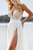 Laden Sie das Bild in den Galerie-Viewer, A Linie Weißes Brautkleid aus Spitze mit V-Ausschnitt und Schlitz