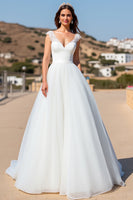 Laden Sie das Bild in den Galerie-Viewer, Weißes A Linie Tüll Sweep Schleppe Brautkleid mit Spitze