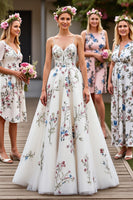 Laden Sie das Bild in den Galerie-Viewer, Weißes A Linie Bodenlanges Tüll Brautkleid mit Stickerei