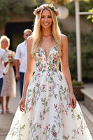 Laden Sie das Bild in den Galerie-Viewer, A Linie Weißes Sweep Train Brautkleid mit Stickerei