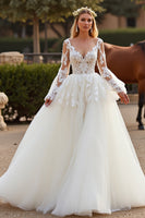 Laden Sie das Bild in den Galerie-Viewer, Weißes Tüll V-Ausschnitt Boho Sweep Schleppe Brautkleid mit Spitze