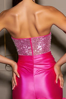 Laden Sie das Bild in den Galerie-Viewer, Glitzerndes Fuchsia Trägerloses Bodycon Abiballkleid aus Satin mit 3D-Blumen