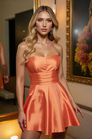 Laden Sie das Bild in den Galerie-Viewer, Orange Trägerloses Kurzes Cocktailkleid aus Satin in A-Linie