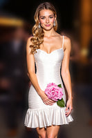 Laden Sie das Bild in den Galerie-Viewer, Weißes Figurbetontes Kurzes Standesamtkleid mit Rüschen