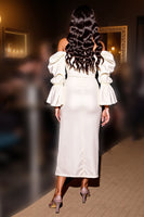 Laden Sie das Bild in den Galerie-Viewer, Schulterfreies Weißes Midi Standesamtkleid mit Schlitz