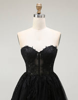 Laden Sie das Bild in den Galerie-Viewer, A Linie Appliziertes Herzausschnitt Kleines Schwarzes Kleid