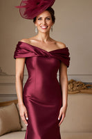Laden Sie das Bild in den Galerie-Viewer, Burgundy Satin Meerjungfrauen Schulterfreies Kleid für die Brautmutter
