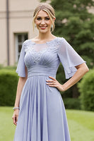 Laden Sie das Bild in den Galerie-Viewer, Grau Blau Chiffon Appliziertes Hoch Niedrig Mutter der Braut Kleid mit kurzen Ärmeln