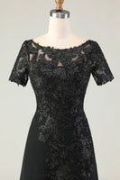 Laden Sie das Bild in den Galerie-Viewer, Schwarzes Etui Brautmutterkleid aus Satin mit Applikationen und Ärmeln