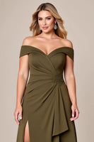 Laden Sie das Bild in den Galerie-Viewer, Schulterfreies Olive Langes Plus-Size Kleid für die Brautmutter mit Schlitz