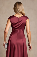 Laden Sie das Bild in den Galerie-Viewer, Burgundy Asymmetrisches Kleid für die Mutter der Braut mit Rüschen
