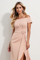Laden Sie das Bild in den Galerie-Viewer, Schulterfreies Etui Aprikose Gerafftes Midi Kleid für die Brautmutter mit Schlitz