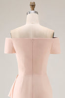 Laden Sie das Bild in den Galerie-Viewer, Aprikose Schulterfreies Gerafftes Etuikleid für die Brautmutter mit Rüschen Schlitz