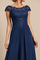 Laden Sie das Bild in den Galerie-Viewer, Marineblaues A-Linie Kleid für die Brautmutter mit Flügelärmeln und Applikationen
