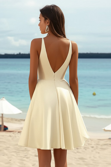 Hellgelb A-Linie Kurzes Abschlusskleid aus Satin mit V-Ausschnitt