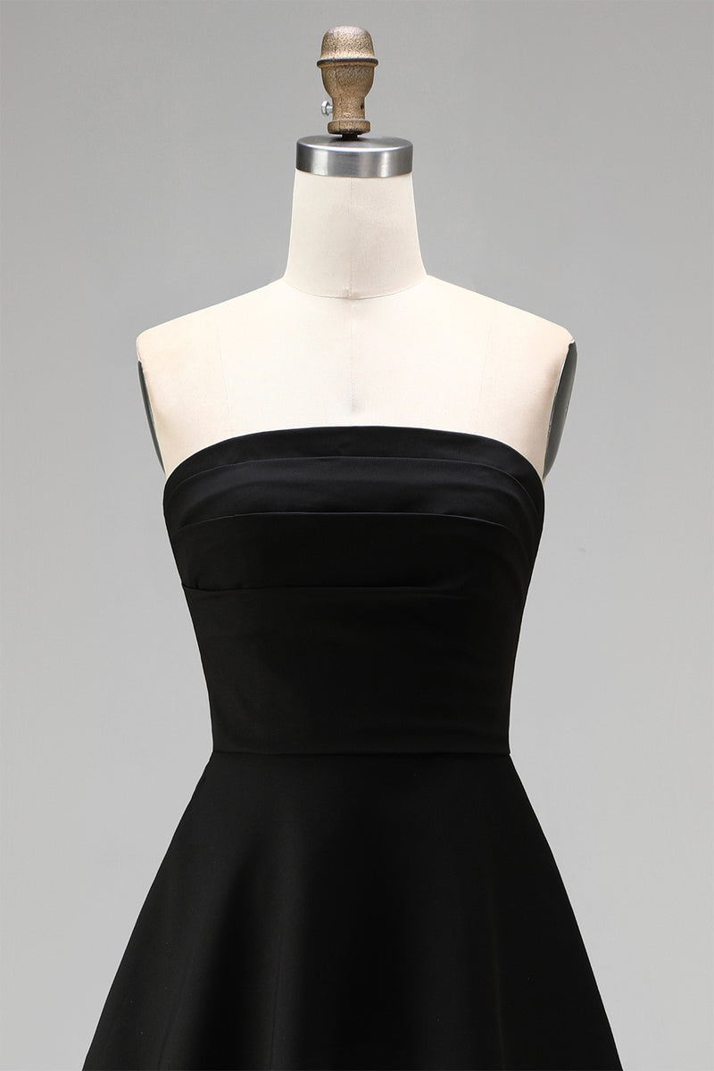 Laden Sie das Bild in den Galerie-Viewer, Schwarzes A-Linie Trägerloses Ballkleid mit Rüschen