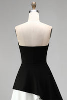 Laden Sie das Bild in den Galerie-Viewer, Schwarzes A-Linie Trägerloses Ballkleid mit Rüschen