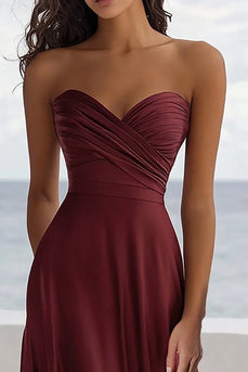 Trägerloses Burgundy Abendkleid in A-Linie mit Rüschen