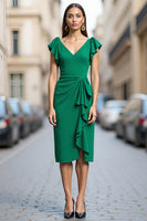 Laden Sie das Bild in den Galerie-Viewer, Grünes Bodycon Midikleid aus Satin mit Rüschen und V-Ausschnitt und Drapierung