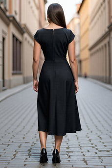 Schwarzes A-Linie Midikleid aus Satin mit V-Ausschnitt