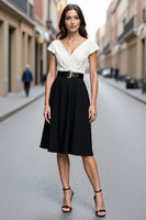 Laden Sie das Bild in den Galerie-Viewer, Elfenbein und Schwarzes A-Linie Midi Arbeitskleid aus Satin mit V-Ausschnitt und Gürtel