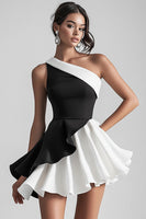 Laden Sie das Bild in den Galerie-Viewer, Schwarz Weißes Kurzes Abschlusskleid aus Satin mit einer Schulter