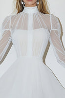 Laden Sie das Bild in den Galerie-Viewer, Weißes A-Linie Standesamtkleid mit langen Ärmeln aus Tüll