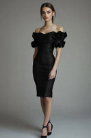 Laden Sie das Bild in den Galerie-Viewer, Schwarzes Figurbetontes Kurzes Cocktailkleid aus Satin mit Rüschen