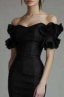 Laden Sie das Bild in den Galerie-Viewer, Schwarzes Figurbetontes Kurzes Cocktailkleid aus Satin mit Rüschen
