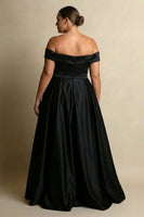 Laden Sie das Bild in den Galerie-Viewer, Schulterfreies Schwarzes Abschlussballkleid mit Schlitz
