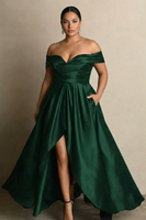 Laden Sie das Bild in den Galerie-Viewer, Schulterfreies Schwarzes Abschlussballkleid mit Schlitz