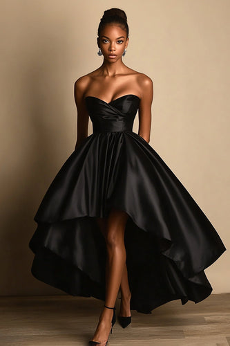 Trägerloses Ballkleid aus Satin in Schwarz