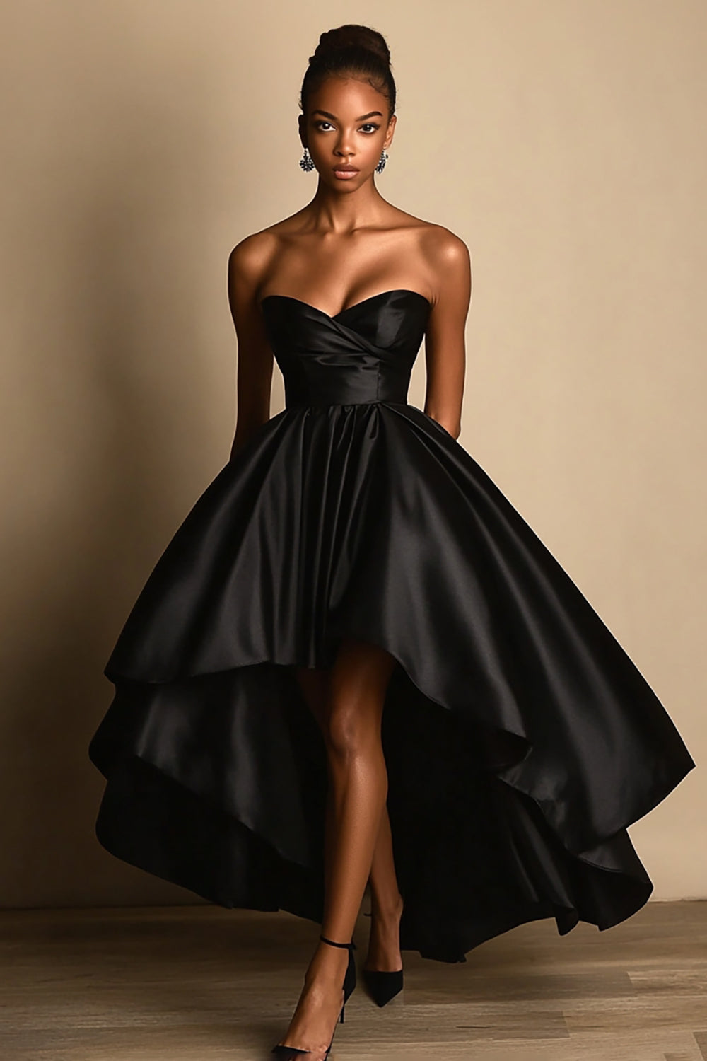 Trägerloses Ballkleid aus Satin in Schwarz