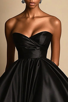 Trägerloses Ballkleid aus Satin in Schwarz
