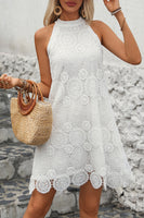 Laden Sie das Bild in den Galerie-Viewer, Neckholder Weißes A-Linien-Mini-Sommerkleid aus Spitze