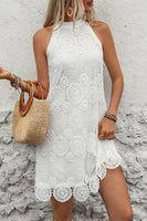 Laden Sie das Bild in den Galerie-Viewer, Neckholder Weißes A-Linien-Mini-Sommerkleid aus Spitze