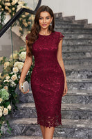 Laden Sie das Bild in den Galerie-Viewer, Burgunderrotes Etui Spitze Cocktailkleid mit Rundhalsausschnitt