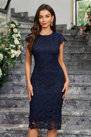 Laden Sie das Bild in den Galerie-Viewer, Burgunderrotes Etui Spitze Cocktailkleid mit Rundhalsausschnitt