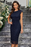 Laden Sie das Bild in den Galerie-Viewer, Burgunderrotes Etui Spitze Cocktailkleid mit Rundhalsausschnitt