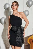 Laden Sie das Bild in den Galerie-Viewer, Einschulteriges Figurbetontes Schwarzes Cocktailkleid mit Schleife